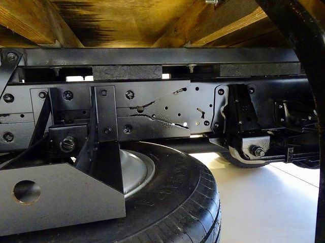 燃料タンク100L　シャーシは 錆止め/マフラー塗装 仕上げに力を入れています。|いすゞ エルフ TRG-NMR85AN(2WD)の写真39