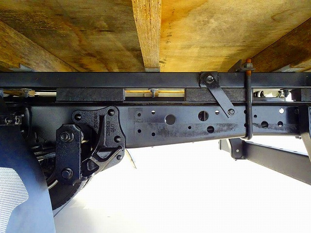 燃料タンク100L　シャーシは 錆止め/マフラー塗装 仕上げに力を入れています。|いすゞ エルフ TRG-NMR85AN(2WD)の写真40