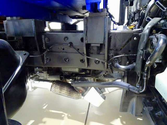 燃料タンク100L　シャーシは 錆止め/マフラー塗装 仕上げに力を入れています。|いすゞ エルフ TRG-NMR85AN(2WD)の写真43