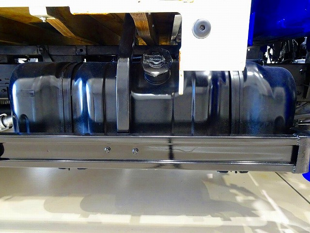 燃料タンク100L　シャーシは 錆止め/マフラー塗装 仕上げに力を入れています。|いすゞ エルフ TRG-NMR85AN(2WD)の写真44