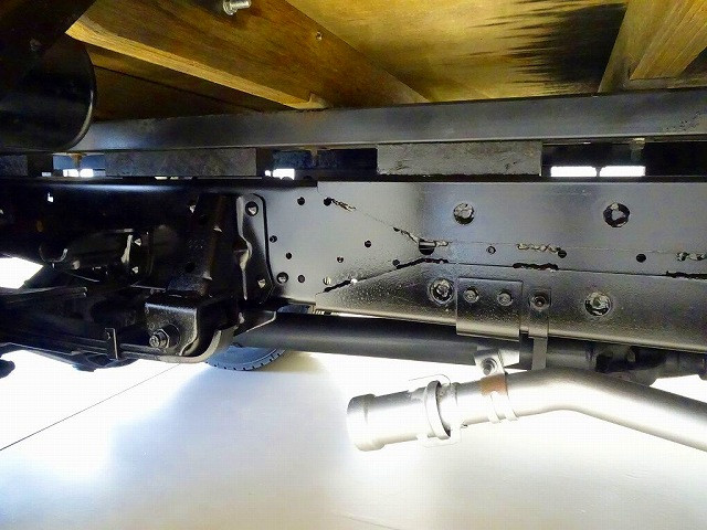 燃料タンク100L　シャーシは 錆止め/マフラー塗装 仕上げに力を入れています。|いすゞ エルフ TRG-NMR85AN(2WD)の写真45