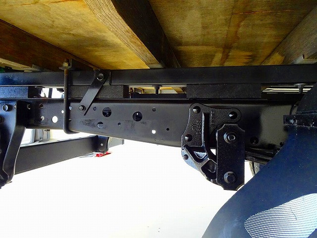 燃料タンク100L　シャーシは 錆止め/マフラー塗装 仕上げに力を入れています。|いすゞ エルフ TRG-NMR85AN(2WD)の写真46