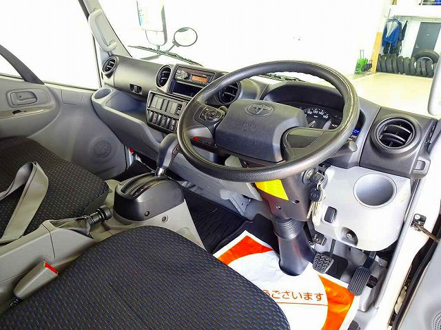 AC　PS　PW　SRS　ABS　集中ドアロック　左電格ミラー　AM/FMラジオ　バックモニター　ターボ　排気ブレーキ　車線逸脱警報装置　衝突被害軽減ブレーキ　フロアAT|トヨタ ダイナ 2RG-XZU655(2WD)の写真5