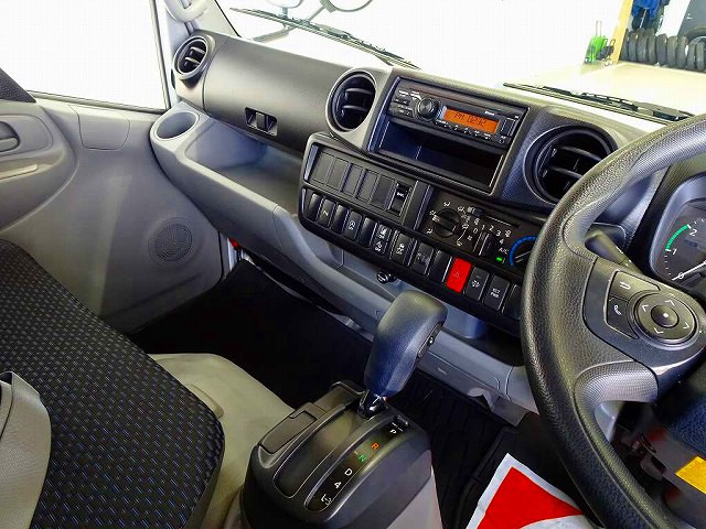 AC　PS　PW　SRS　ABS　集中ドアロック　左電格ミラー　AM/FMラジオ　バックモニター　ターボ　排気ブレーキ　車線逸脱警報装置　衝突被害軽減ブレーキ　フロアAT|トヨタ ダイナ 2RG-XZU655(2WD)の写真9