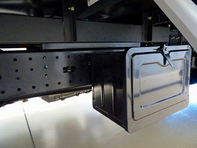 燃料タンク100L　タイヤ止め2個　左シャシ中央工具箱　シャーシは 錆止め/マフラー塗装 仕上げに力を入れています。|トヨタ ダイナ 2RG-XZU655(2WD)の写真34