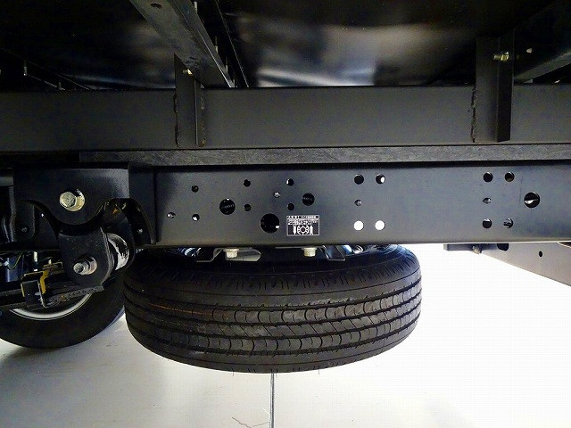 燃料タンク100L　タイヤ止め2個　左シャシ中央工具箱　シャーシは 錆止め/マフラー塗装 仕上げに力を入れています。|トヨタ ダイナ 2RG-XZU655(2WD)の写真36