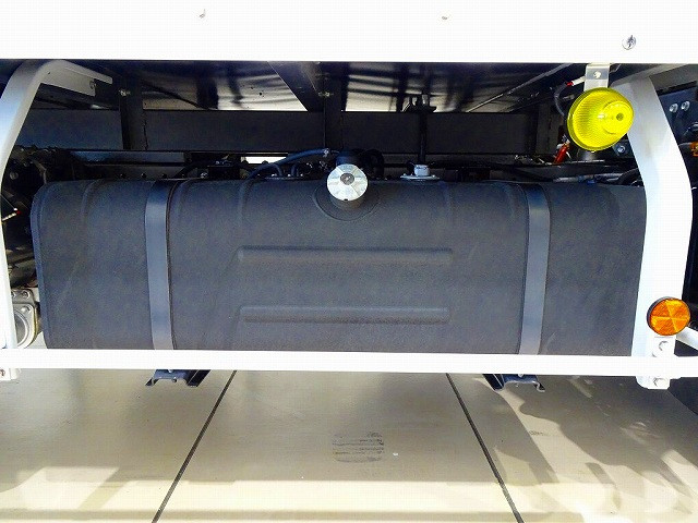 燃料タンク100L　タイヤ止め2個　左シャシ中央工具箱　シャーシは 錆止め/マフラー塗装 仕上げに力を入れています。|トヨタ ダイナ 2RG-XZU655(2WD)の写真39