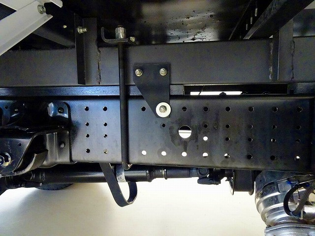 燃料タンク100L　タイヤ止め2個　左シャシ中央工具箱　シャーシは 錆止め/マフラー塗装 仕上げに力を入れています。|トヨタ ダイナ 2RG-XZU655(2WD)の写真40