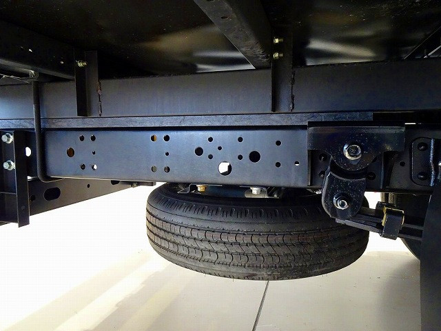 燃料タンク100L　タイヤ止め2個　左シャシ中央工具箱　シャーシは 錆止め/マフラー塗装 仕上げに力を入れています。|トヨタ ダイナ 2RG-XZU655(2WD)の写真41