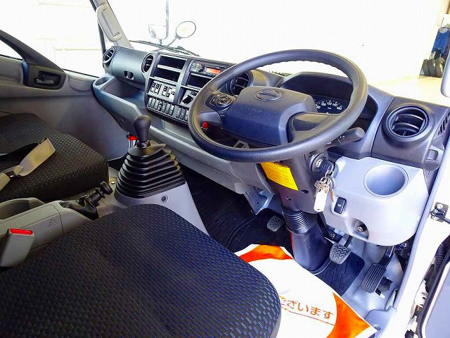 AC PS PW SRS ABS 集中ドアロック 左電格ミラー AM/FMラジオ バックモニター ターボ 排気ブレーキ 坂道発進補助装置 車線逸脱警報装置 衝突被害軽減ブレーキ|日野 デュトロ 2PG-XZU712M(2WD)の写真5