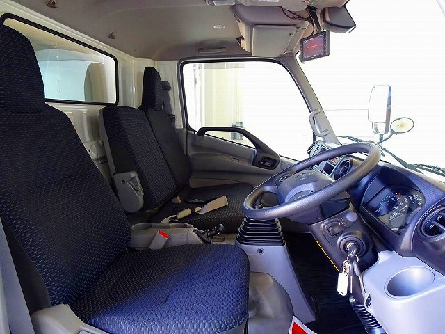 アイドリングストップ フォグランプ トラクションコントロール 電動パーキングブレーキ 室内LED灯 フロア6MT|日野 デュトロ 2PG-XZU712M(2WD)の写真6