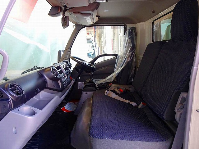 アイドリングストップ フォグランプ トラクションコントロール 電動パーキングブレーキ 室内LED灯 フロア6MT|日野 デュトロ 2PG-XZU712M(2WD)の写真8