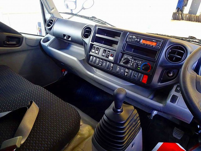 AC PS PW SRS ABS 集中ドアロック 左電格ミラー AM/FMラジオ バックモニター ターボ 排気ブレーキ 坂道発進補助装置 車線逸脱警報装置 衝突被害軽減ブレーキ|日野 デュトロ 2PG-XZU712M(2WD)の写真9