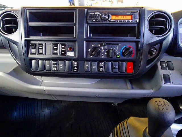 アイドリングストップ フォグランプ トラクションコントロール 電動パーキングブレーキ 室内LED灯 フロア6MT|日野 デュトロ 2PG-XZU712M(2WD)の写真10