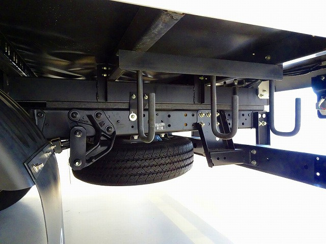 燃料タンク100L タイヤ止め2個 左右シャシリア3連タイヤチェーンフック 左シャシ中央工具箱|日野 デュトロ 2PG-XZU712M(2WD)の写真37