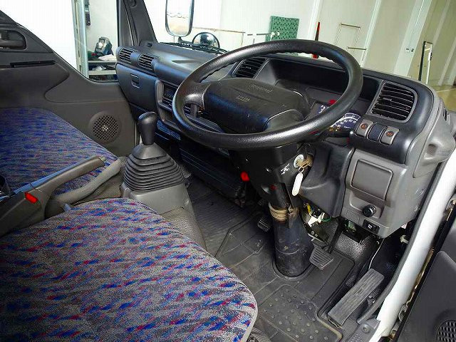 いすゞ エルフ KK-NHR69EAV(2WD)の写真5