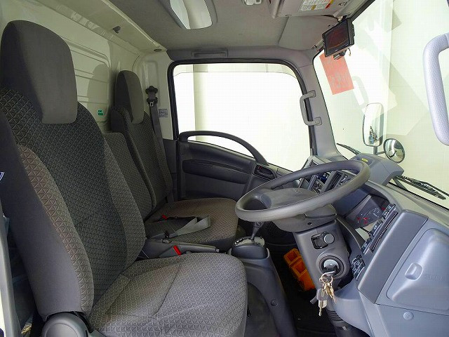 車線逸脱警報装置　衝突被害軽減ブレーキ　アイドリングストップ　フォグランプ　トラクションコントロール　室内蛍光灯　ハイキャブ|いすゞ エルフ 2RG-NMR88AN(2WD)の写真6