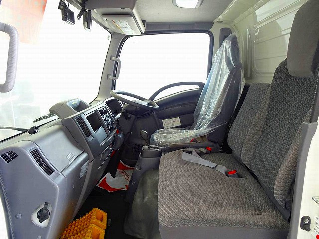 車線逸脱警報装置　衝突被害軽減ブレーキ　アイドリングストップ　フォグランプ　トラクションコントロール　室内蛍光灯　ハイキャブ|いすゞ エルフ 2RG-NMR88AN(2WD)の写真8