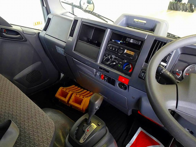 AC　PS　PW　SRS　ABS　キーレス　左電格ミラー　AM/FMラジオ　バックモニター　ドライブレコーダー　アドブルー　ターボ　排気ブレーキ　フロアAT|いすゞ エルフ 2RG-NMR88AN(2WD)の写真9