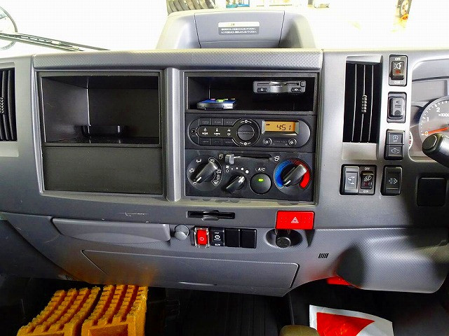 車線逸脱警報装置　衝突被害軽減ブレーキ　アイドリングストップ　フォグランプ　トラクションコントロール　室内蛍光灯　ハイキャブ|いすゞ エルフ 2RG-NMR88AN(2WD)の写真10