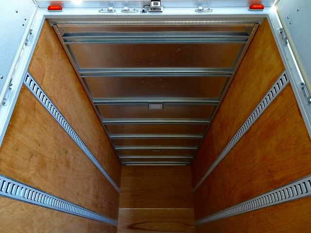 荷台内寸：448×177×204　日本フルハーフ/DLK　リア3枚観音扉/90度ストッパー付　ラッシングレール2段(71cm/141cm)　荷室LED灯2個|いすゞ エルフ 2RG-NMR88AN(2WD)の写真25