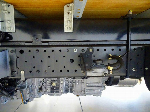 タイヤ止め2個　左シャシ中央工具箱　シャーシは 錆止め/マフラー塗装 仕上げに力を入れています。|いすゞ エルフ 2RG-NMR88AN(2WD)の写真34