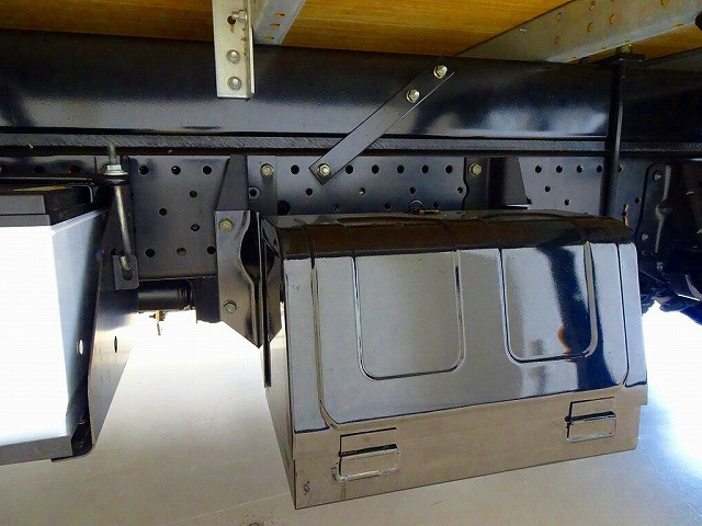 タイヤ止め2個　左シャシ中央工具箱　シャーシは 錆止め/マフラー塗装 仕上げに力を入れています。|いすゞ エルフ 2RG-NMR88AN(2WD)の写真35