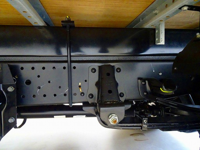 タイヤ止め2個　左シャシ中央工具箱　シャーシは 錆止め/マフラー塗装 仕上げに力を入れています。|いすゞ エルフ 2RG-NMR88AN(2WD)の写真36