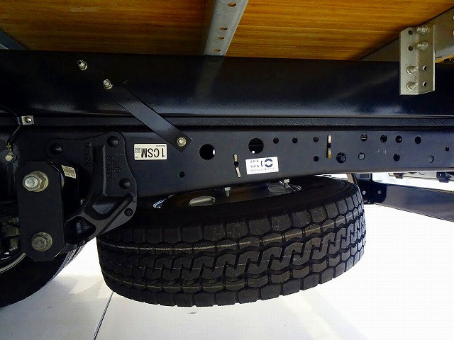 タイヤ止め2個　左シャシ中央工具箱　シャーシは 錆止め/マフラー塗装 仕上げに力を入れています。|いすゞ エルフ 2RG-NMR88AN(2WD)の写真37