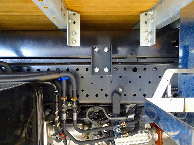 タイヤ止め2個　左シャシ中央工具箱　シャーシは 錆止め/マフラー塗装 仕上げに力を入れています。|いすゞ エルフ 2RG-NMR88AN(2WD)の写真40