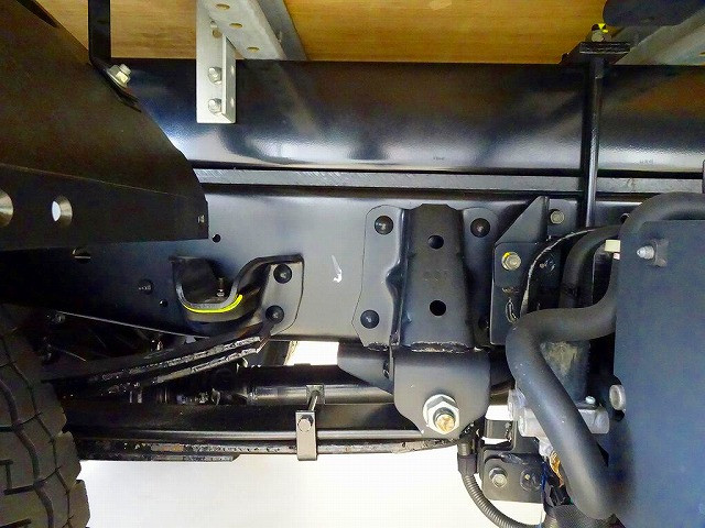 タイヤ止め2個　左シャシ中央工具箱　シャーシは 錆止め/マフラー塗装 仕上げに力を入れています。|いすゞ エルフ 2RG-NMR88AN(2WD)の写真42