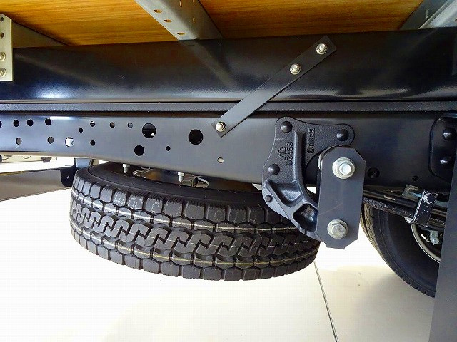 タイヤ止め2個　左シャシ中央工具箱　シャーシは 錆止め/マフラー塗装 仕上げに力を入れています。|いすゞ エルフ 2RG-NMR88AN(2WD)の写真43