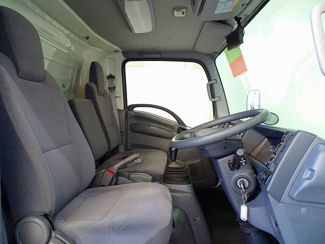 AC　PS　PW　SRS　ABS　キーレス(不良)　左電格ミラー　AM/FMラジオ　ETC　バックモニター　ターボ　排気ブレーキ　HSA　アイドリングストップ　フォグランプ　ASR　室内蛍光灯　|いすゞ エルフ SKG-NPR85AN(2WD)の写真6