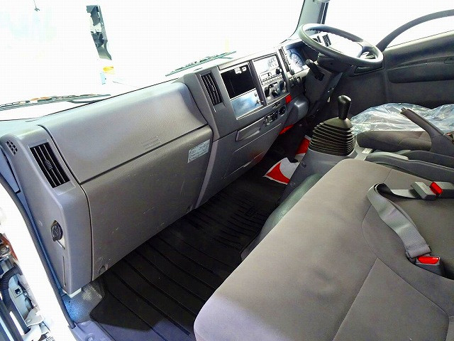 AC　PS　PW　SRS　ABS　キーレス(不良)　左電格ミラー　AM/FMラジオ　ETC　バックモニター　ターボ　排気ブレーキ　HSA　アイドリングストップ　フォグランプ　ASR　室内蛍光灯　|いすゞ エルフ SKG-NPR85AN(2WD)の写真7