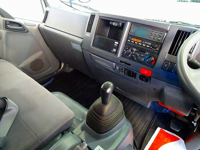 AC　PS　PW　SRS　ABS　キーレス(不良)　左電格ミラー　AM/FMラジオ　ETC　バックモニター　ターボ　排気ブレーキ　HSA　アイドリングストップ　フォグランプ　ASR　室内蛍光灯　|いすゞ エルフ SKG-NPR85AN(2WD)の写真9