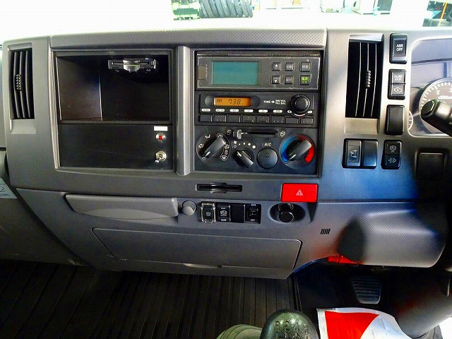 AC　PS　PW　SRS　ABS　キーレス(不良)　左電格ミラー　AM/FMラジオ　ETC　バックモニター　ターボ　排気ブレーキ　HSA　アイドリングストップ　フォグランプ　ASR　室内蛍光灯　|いすゞ エルフ SKG-NPR85AN(2WD)の写真10