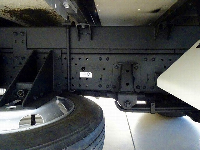 燃料タンク100L　タイヤ止め2個　左シャシ中央工具箱　シャーシは 錆止め/マフラー塗装 仕上げに力を入れています。|いすゞ エルフ SKG-NPR85AN(2WD)の写真40