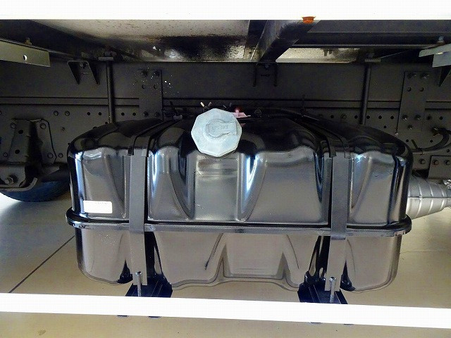 燃料タンク100L　タイヤ止め2個　左シャシ中央工具箱　シャーシは 錆止め/マフラー塗装 仕上げに力を入れています。|いすゞ エルフ SKG-NPR85AN(2WD)の写真45