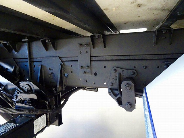 燃料タンク100L　タイヤ止め2個　左シャシ中央工具箱　シャーシは 錆止め/マフラー塗装 仕上げに力を入れています。|いすゞ エルフ SKG-NPR85AN(2WD)の写真47