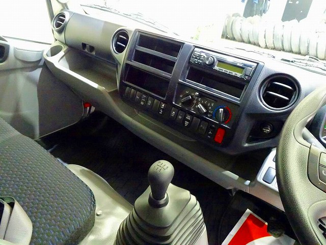AC PS PW SRS ABS 集中ドアロック 左電格ミラー AM/FMラジオ ルームミラー式バックモニター ターボ 排気ブレーキ ESスタート フロア6MT|日野 デュトロ 2KG-XZU720M(2WD)の写真9