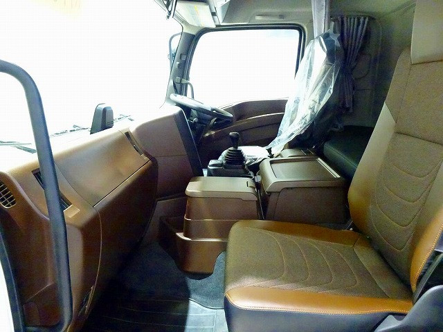 タコグラフ アドブルー 排気ブレーキ デフロック クルーズコントロール 車線逸脱警報装置 PCB アイドリングストップ フォグランプ ASR レーンキープアシスト|いすゞ ギガ 2PG-CYY77DU(6x4)の写真7