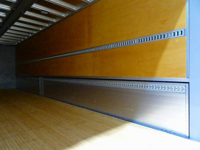 荷台内寸:967×241×261 日本フルハーフ/DKV リア観音扉 センタースロットル付五方開 左右セイコーラック2対 床フック9対 ラッシングレール2段(68cm/150cm) 荷室LED灯4個|いすゞ ギガ 2PG-CYY77DU(6x4)の写真24