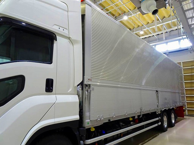 荷台内寸:967×241×261 日本フルハーフ/DKV リア観音扉 センタースロットル付五方開 左右セイコーラック2対 床フック9対 ラッシングレール2段(68cm/150cm) 荷室LED灯4個|いすゞ ギガ 2PG-CYY77DU(6x4)の写真26