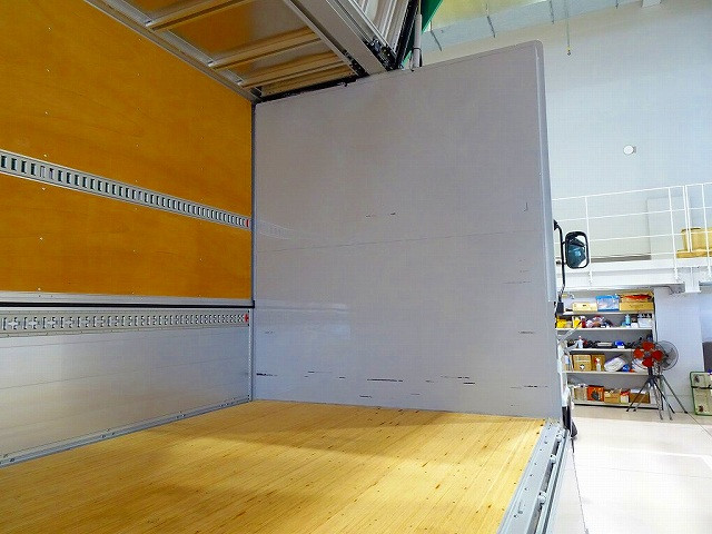 荷台内寸:967×241×261 日本フルハーフ/DKV リア観音扉 センタースロットル付五方開 左右セイコーラック2対 床フック9対 ラッシングレール2段(68cm/150cm) 荷室LED灯4個|いすゞ ギガ 2PG-CYY77DU(6x4)の写真29