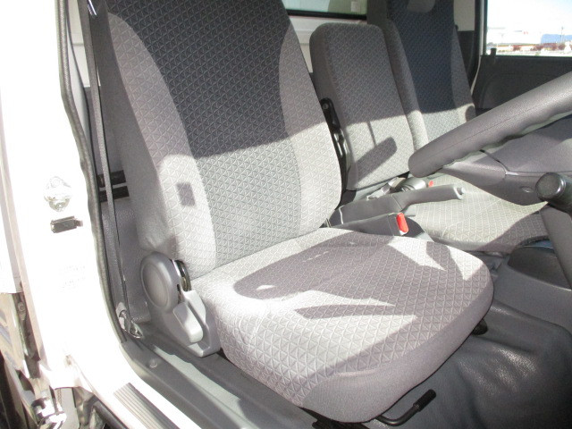 いすゞ エルフ 2RG-NJR88A(2WD)の写真12