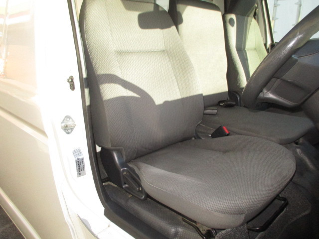 トヨタ ハイエースバン QDF-GDH206V(4WD)の写真12