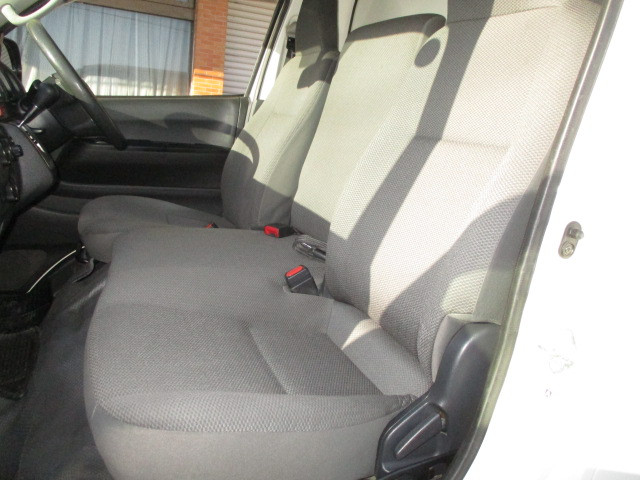 トヨタ ハイエースバン QDF-GDH206V(4WD)の写真13