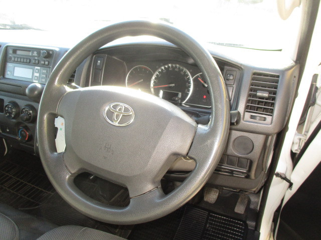 トヨタ ハイエースバン QDF-GDH206V(4WD)の写真14