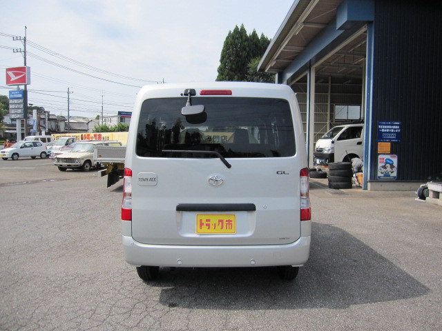 トヨタ タウンエースバン 5BF-S403M(2WD)の写真3