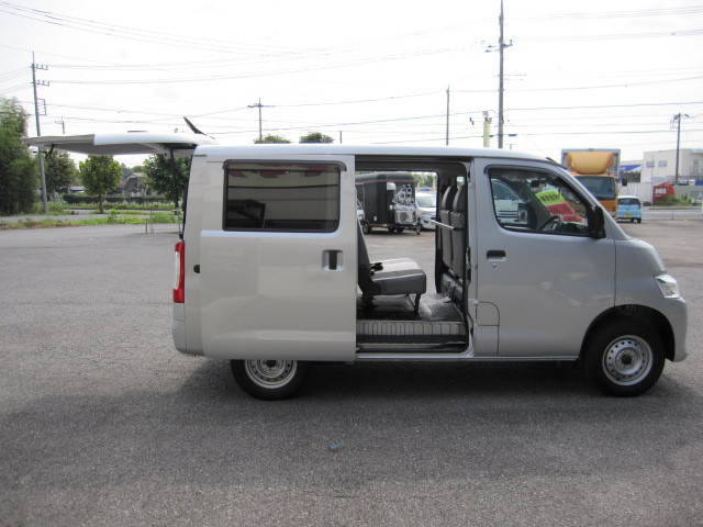 トヨタ タウンエースバン 5BF-S403M(2WD)の写真4